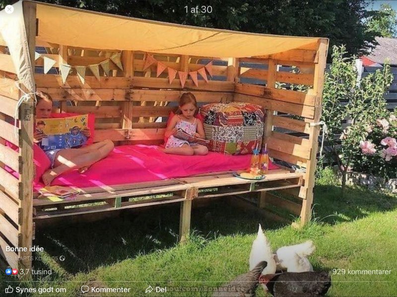 Детский домик из поддонов на даче