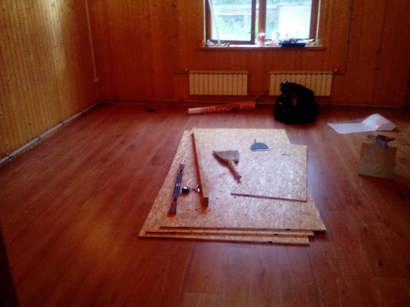 Укладка ламината в деревянном доме на даче
