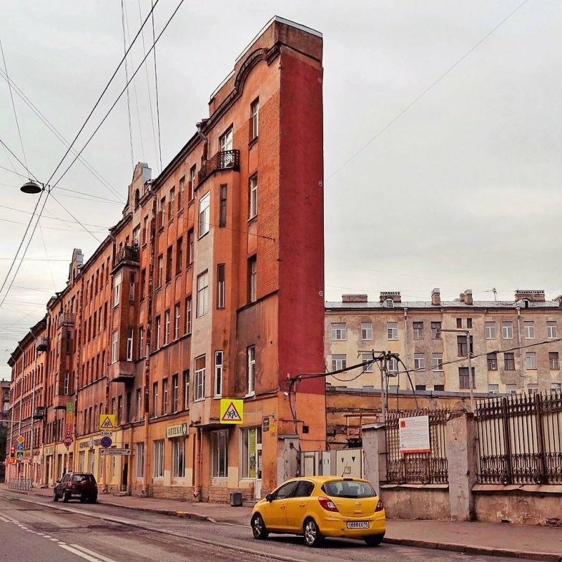 Дом-стена в Санкт-Петербурге на улице Боровой