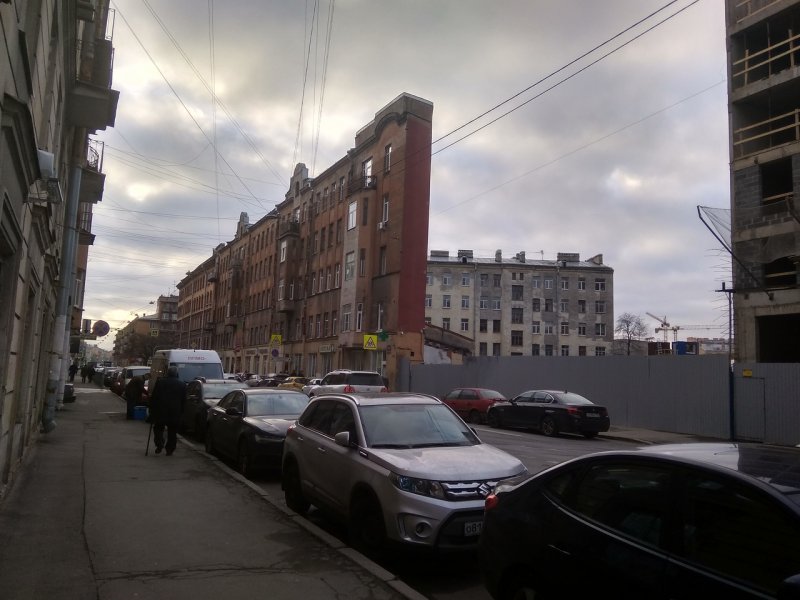 Дом-стену на Боровой в Санкт Петербурге