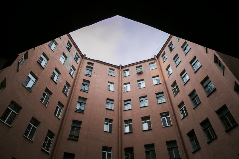 Дом стена в Петербурге