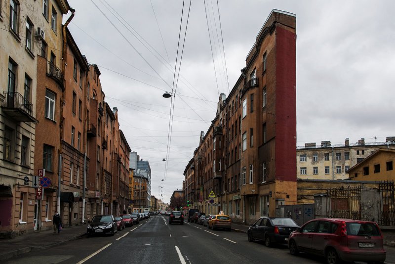 Дом-стена в Санкт-Петербурге на улице Боровой