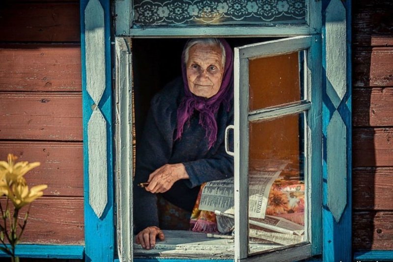 Старушка у окна