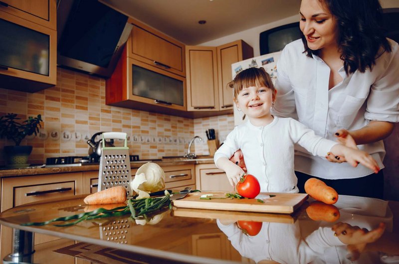 Готовка на кухне семья