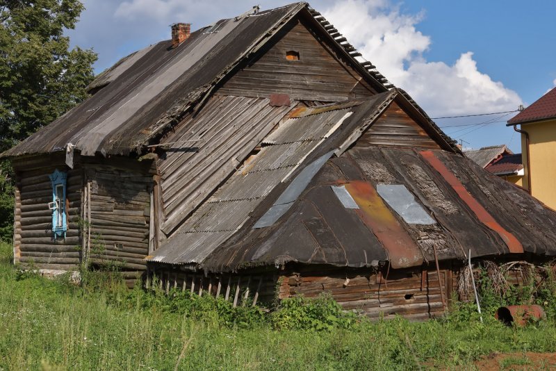 Крыши старых домов в деревне