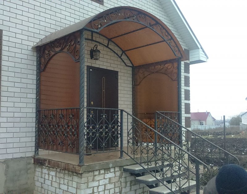 Кованое крыльцо с поликарбонатом