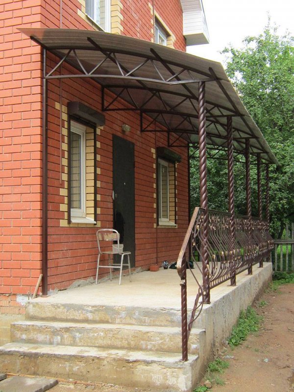Козырёк над крыльцом