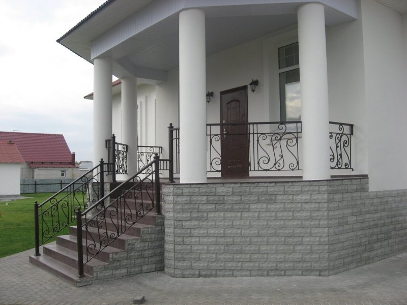 Кирпичные перила крыльца