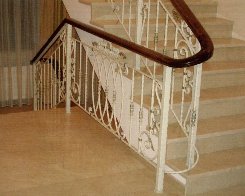 Белые перила