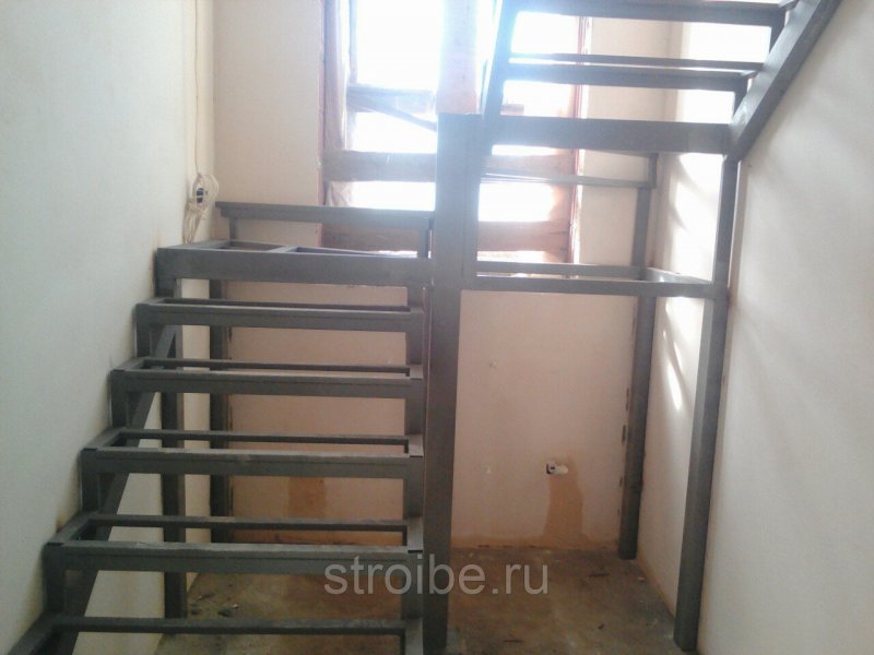 Лестница с забежными ступенями на 180 из металла