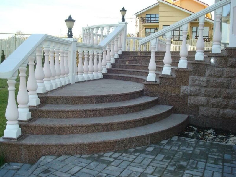 Мраморные ступеньки на улице