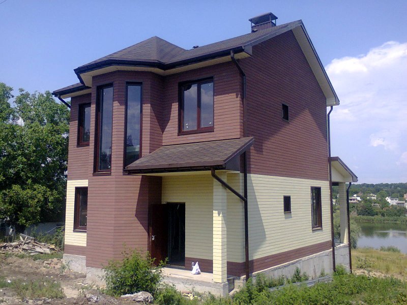 Дома с двухцветной отделкой