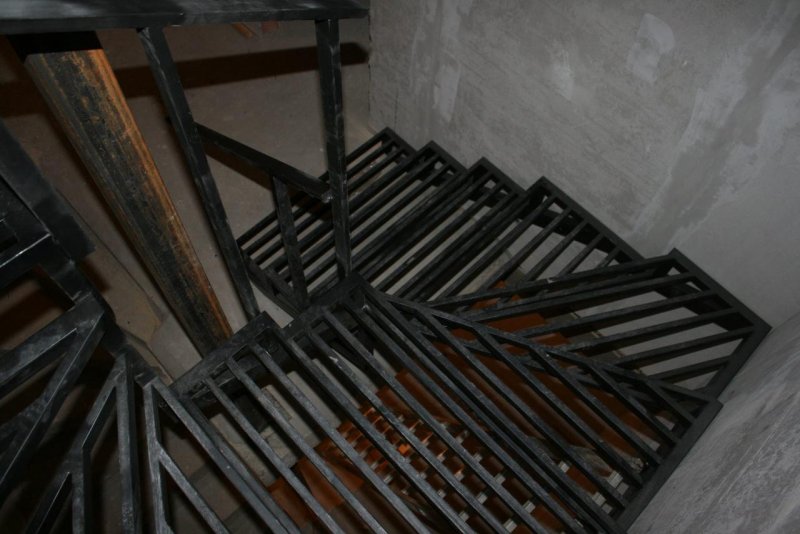 Лестница в погреб металлическая