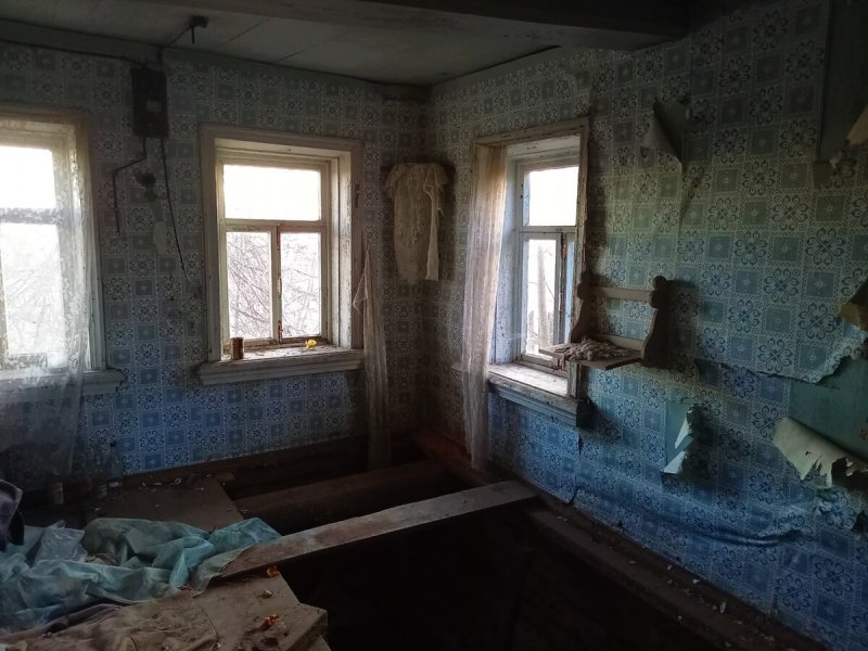Заброшенные деревенский домик изнутри