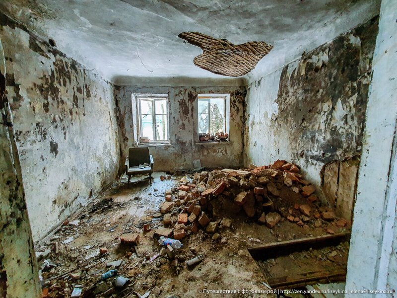Заброшенный деревенский дом внутри
