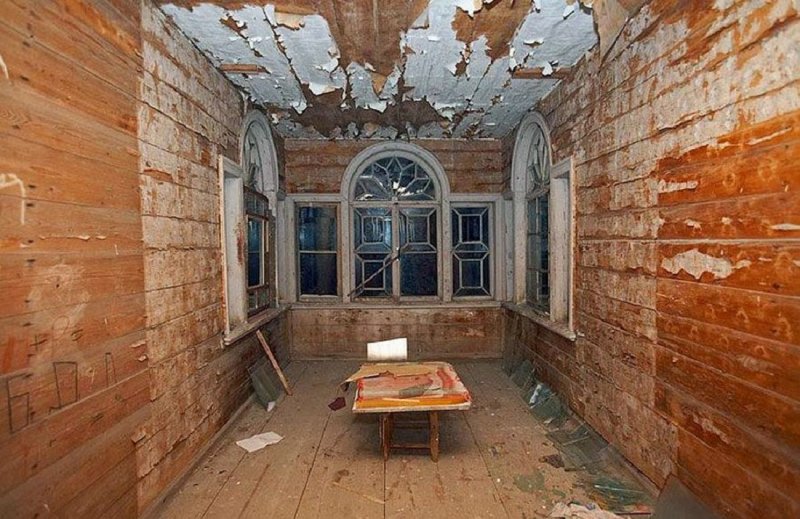 Старый кирпичный дом изнутри