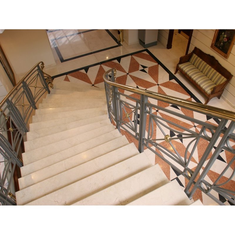 Crema Marfil мрамор лестница