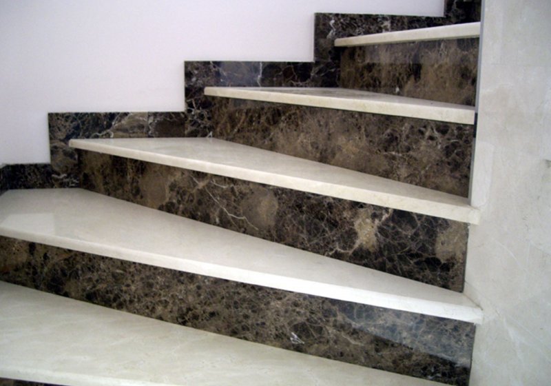 Лестница crema Marfil Dark Emperador