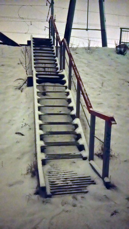 Металлическая лестница на спуске