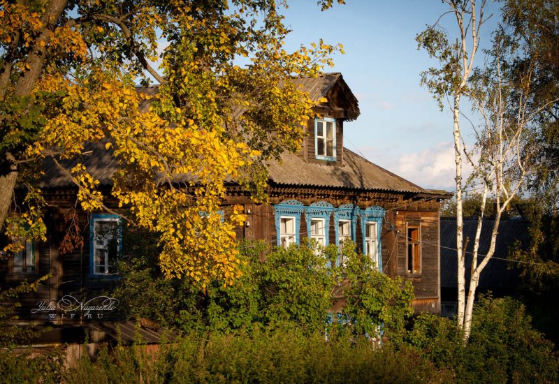 Деревенский дом осенью
