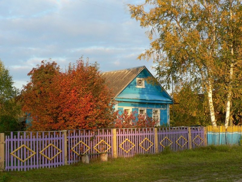 Деревенский домик осень