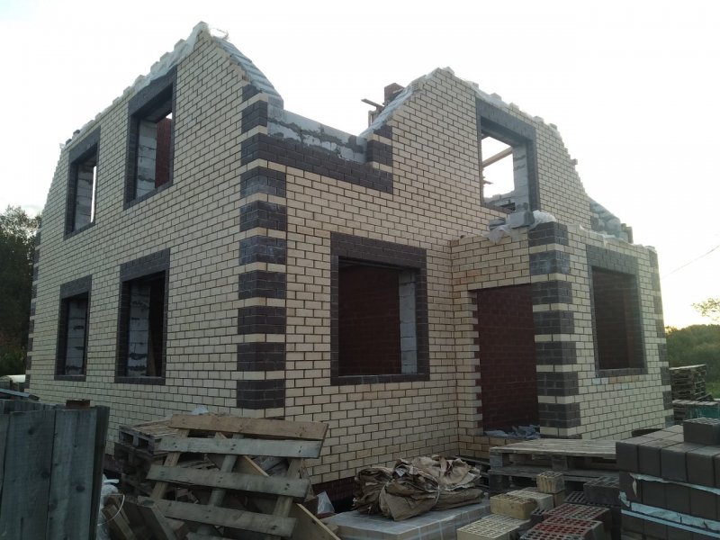 Дом из газобетона с облицовкой кирпичом