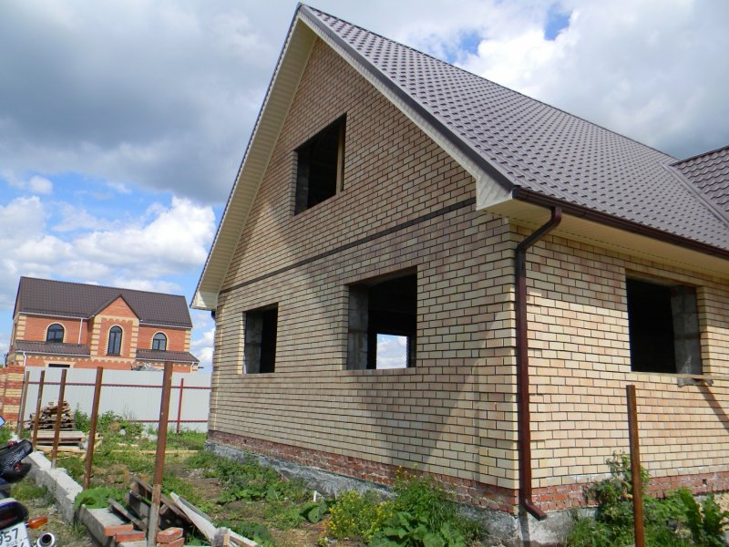 Кирпичный дом с двускатной крышей