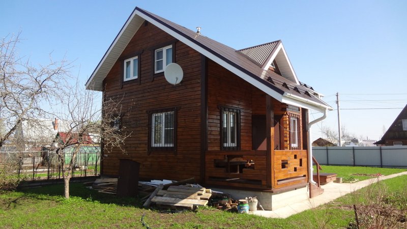 Дом из бруса светлый с коричневой крышей