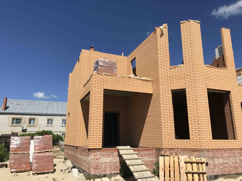 Кирпичный дом стройка