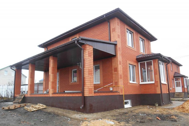 Кирпичный дом стройка