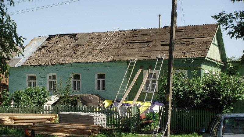 Крыши старых домов в деревне