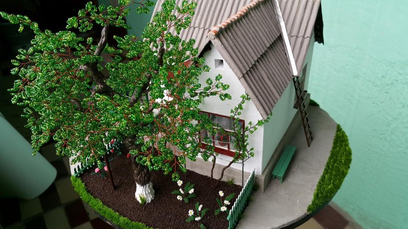 Деревья из бисера с домиками