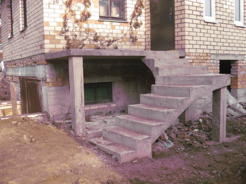 Входная лестница из бетона