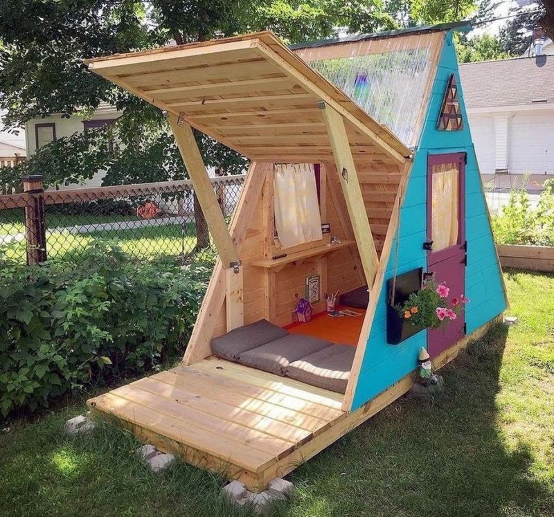 Детский игровой домик из дерева в комнату