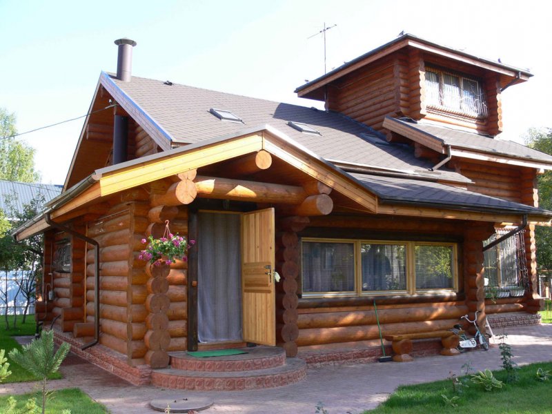 Пристрой из оцилиндрованного бревна