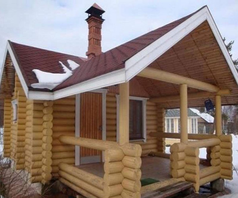 Баня из оцилиндрованного бревна с террасой