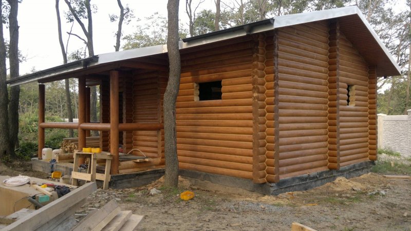 Баня из оцилиндрованного бруса с пристройкой из кирпича