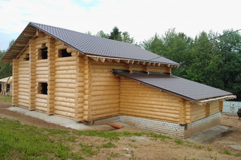 Пристройка к срубу из бревна