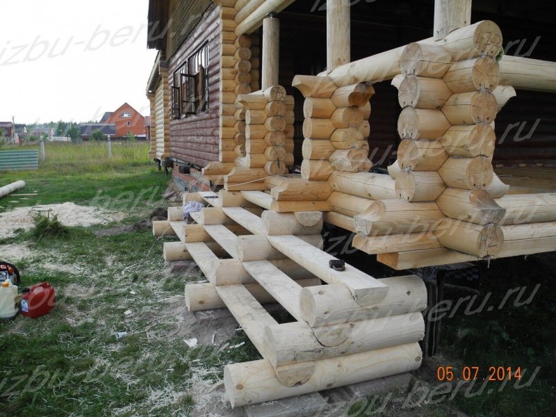 Крыльцо из цилиндрованного бревна