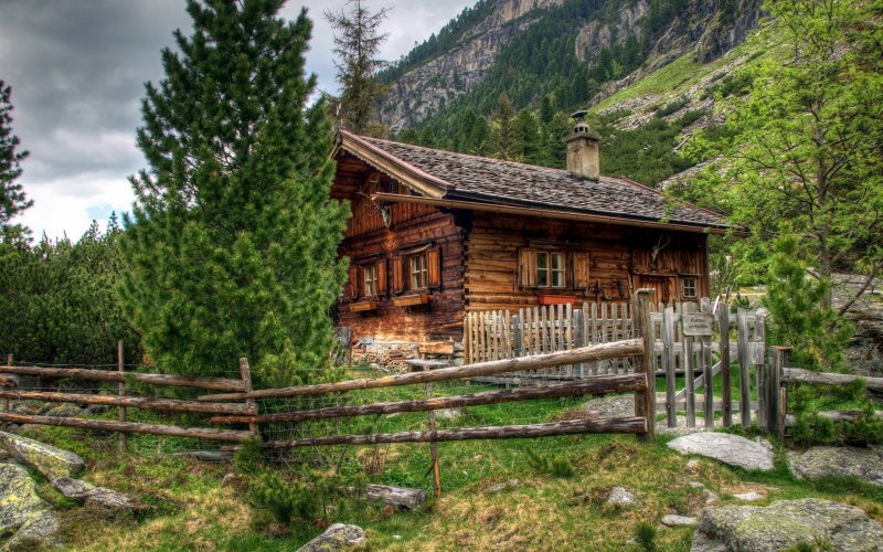 Деревенский домик в горах
