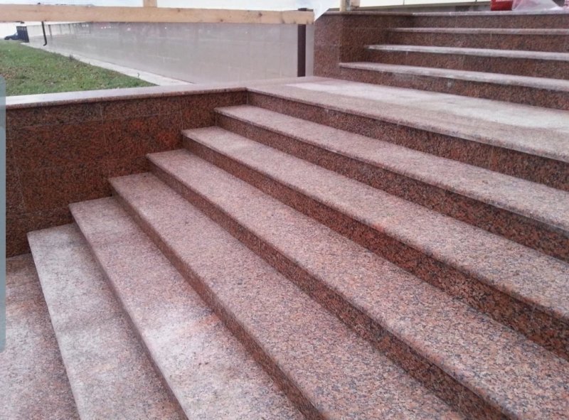 Ступени из гранита Мапл ред