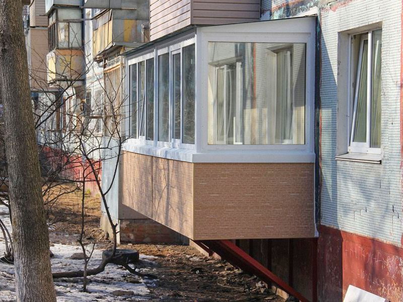 Балкон на первом этаже