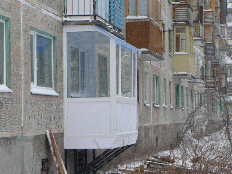 Балкон на первом этаже
