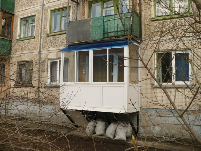 Пристроенный балкон на первом этаже
