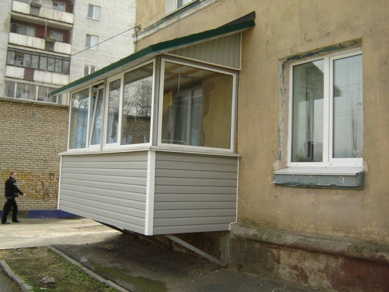 Балкон на первом этаже