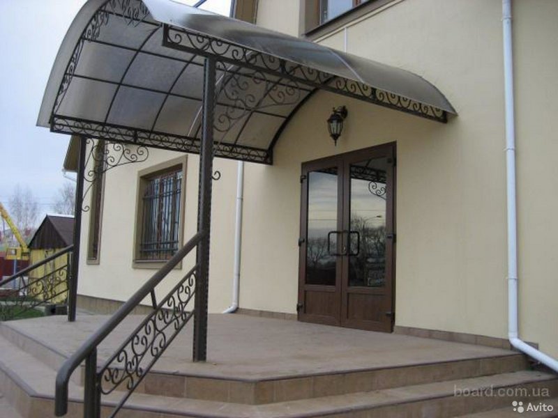 Окно над крыльцом