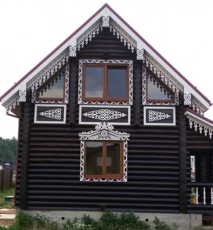 Домики с резными наличниками