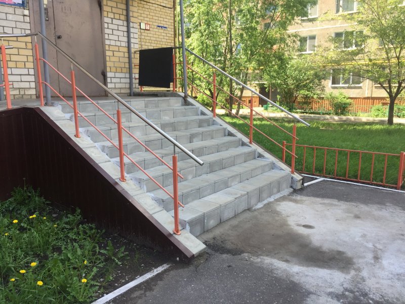 Крыльцо многоэтажного дома