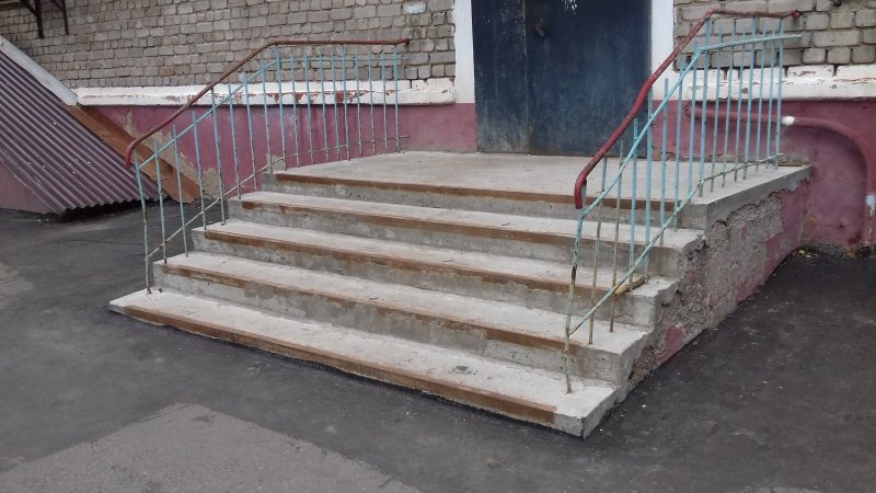 Подъездное крыльцо
