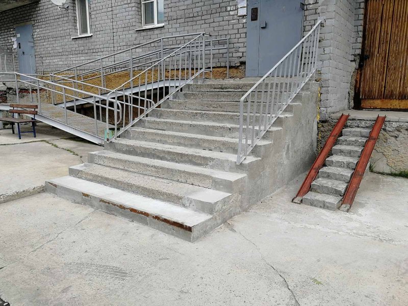 Ступени на крыльцо подъезда